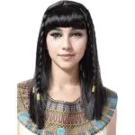 פאת קליאופטרה שחורה וחלקה עם פוני ישר על דוגמנית עם צווארון מצרי