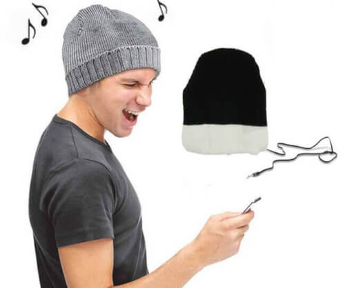 כובע גרב עם אוזניות מובנות גם מחמם וגם משמיע מוזיקה