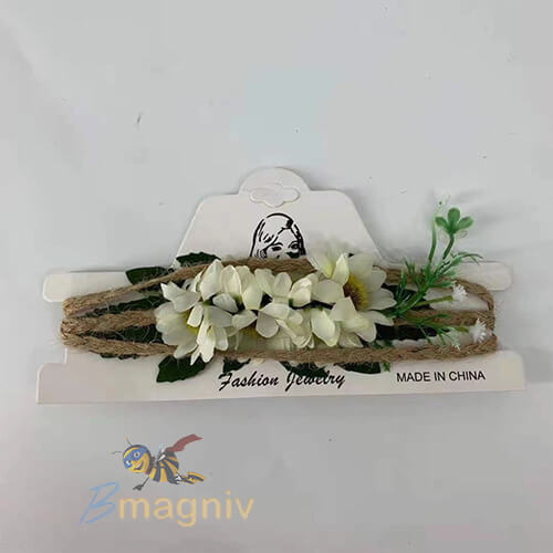 חגורת פרחים לבנים ועלים ירוקים