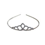 כתר נסיכה כסוף משובץ אבנים על רקע לבן.