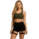 "דוגמנית במראה קרבי לובשת חגורת רצועות טקטית שחורה ללוחמת עם אבזמי קליק ורצועות מתכווננות"