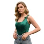 מחוך עצמות מחטב בגוון ירוק אמרלד מבריק למראה שעון חול.