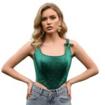 דוגמנית לובשת מחוך עצמות ירוק אמרלד יוקרתי עם כתפיות קשירה עדינות.