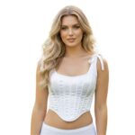 דוגמנית לובשת מחוך עצמות לבן יוקרתי עם כתפיות קשירה במידה S-M"