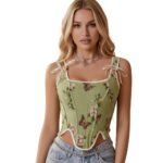 "דוגמנית לובשת מחוך עצמות פרימיום בהדפס פרפרים ופרחים על רקע ירוק פיסטוק"