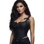 דוגמנית יפה עם שיער שחור לובשת מחוך עצמות שחור עם הדפס תחרה ופרחים, קשירת שרוכים קדמית וכתפיות קשירה"