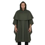 גבר לובש שכמיית לוחם ירוקה עם ברדס ושכבות בכתפיים למראה עוצמתי"