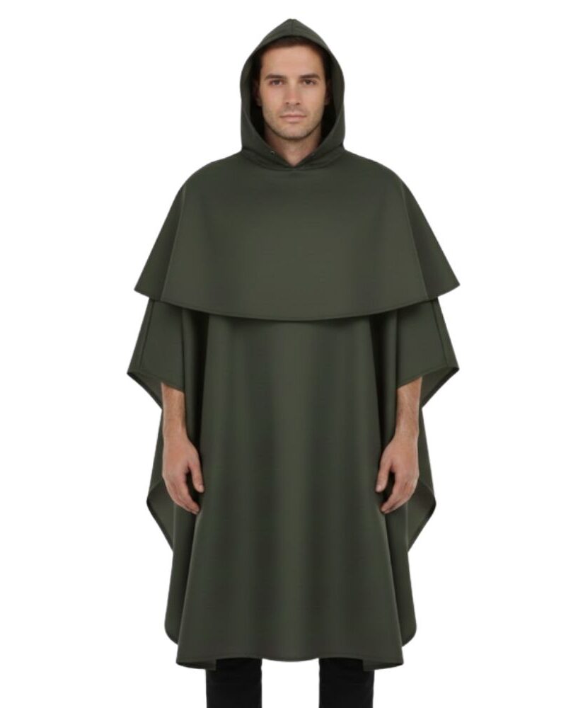 גבר לובש שכמיית לוחם ירוקה עם ברדס ושכבות בכתפיים למראה עוצמתי"